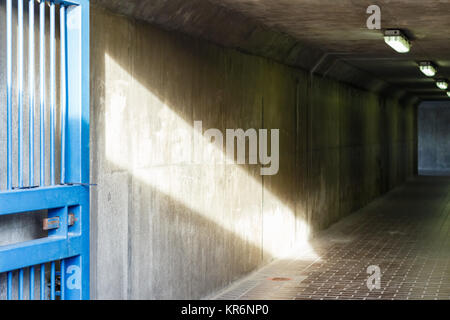 Thames Barrier Durchgang in London, Sonnenlicht in eine Dim und konkrete Korridor Stockfoto