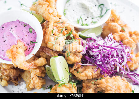 Gourmet calamari tempura Tintenfisch mit Tzatziki und eingelegte Rote Bete sauce Essen Stockfoto