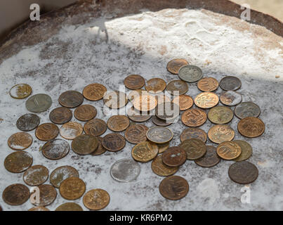 Münzen in das Mehl in der Balance. Rubel und Kopeken. Stockfoto