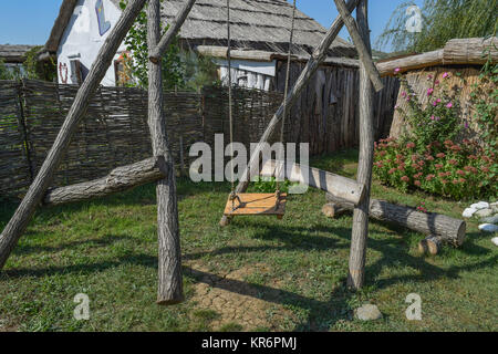 Hausgemachte schwingen im Hof Stockfoto