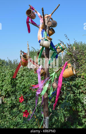 Mit ihren Bierkrügen und Bändern aufgehängt Stick Stockfoto