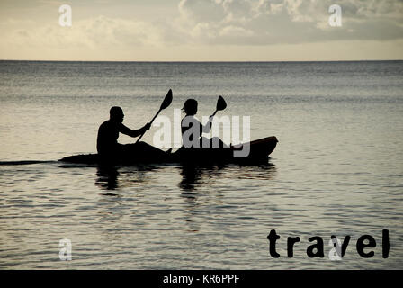 Kajakfahrer silhouetted auf dem Ozean, Reisen als Konzept text Stockfoto