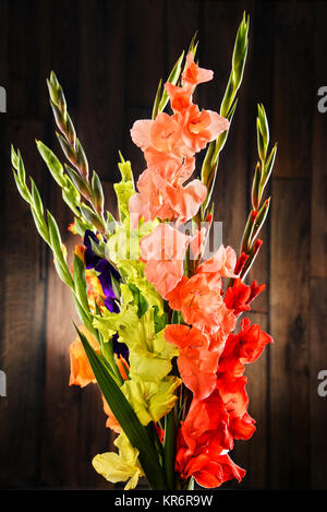 Komposition mit Blumenstrauß aus gladiolen Blumen Stockfoto