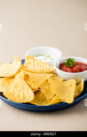 Nachos mit Salsa und Sauerrahm-dips Stockfoto