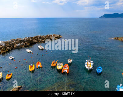 Bunte Fische Boote auf einem Felsen über Mittelmeer, Manarola, Cinque Terre, Italien Stockfoto