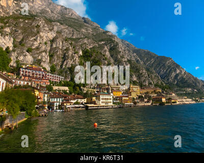 Limone sul Garda, Italien - 21 September, 2014: Die Promenade mit Häusern Stockfoto