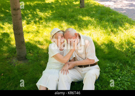 Der müde alte Paar im Sommer auf einem Spaziergang Stockfoto