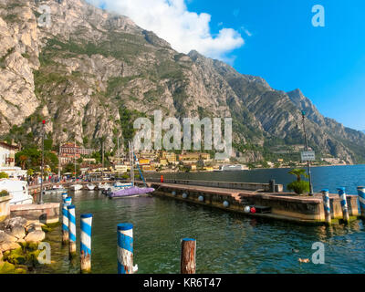 Limone sul Garda, Italien - 21 September, 2014: Die Promenade mit Häuser und Boote Stockfoto