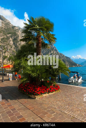 Limone sul Garda, Italien - 21 September, 2014: Die Promenade und Boote Stockfoto