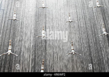 Tauchen Männer Skulptur, Taucher tauchen Kunst Statuen in der Dubai Mall, Dubai, Vereinigte Arabische Emirate. Stockfoto