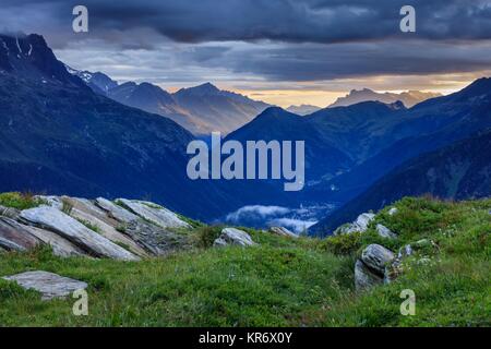 Das Tal von Chamonix in den Wolken. Frankreich Stockfoto