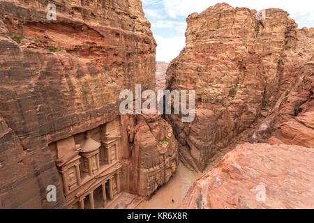 Hohen winkel Außenansicht des Felsen gehauenen Architektur von Al Khazneh oder die Treasury bei Petra, Jordanien. Stockfoto