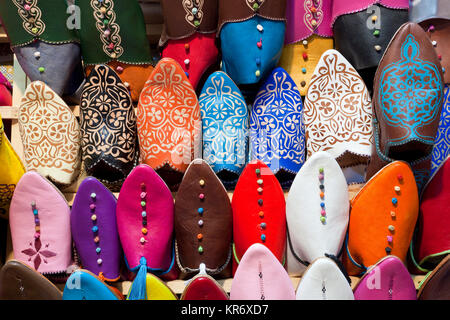 Hohen Winkel in der Nähe der bunten Leder Hausschuhe an einem traditionellen nordafrikanischen Markt. Stockfoto