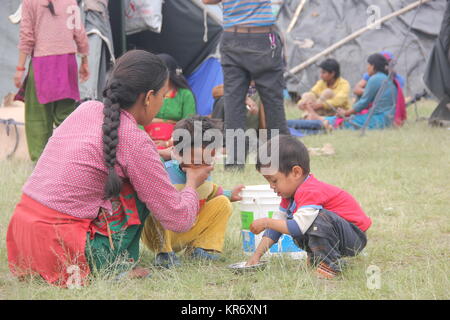 Tausende von Familien haben Schlafen außerhalb wurde in provisorischen Lagern in Erdbeben 2015 in Nepal. Stockfoto