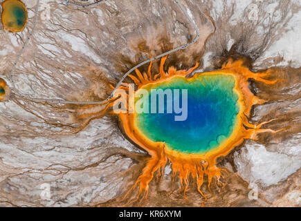 Luftaufnahme von Grand Prismatic Spring, Midway Geyser Basin, Yellowstone National Park, Wyoming, USA. Stockfoto