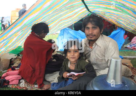 Tausende von Familien haben Schlafen außerhalb wurde in provisorischen Lagern in Erdbeben 2015 in Nepal. Stockfoto