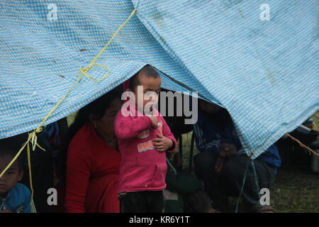 Tausende von Familien haben Schlafen außerhalb wurde in provisorischen Lagern in Erdbeben 2015 in Nepal. Stockfoto