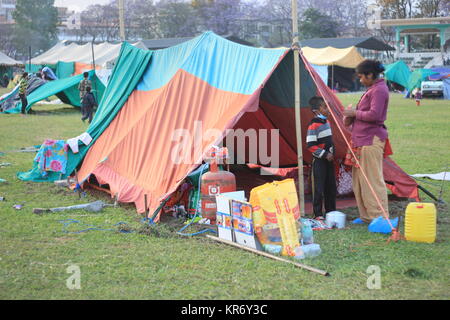 Tausende von Familien haben Schlafen außerhalb wurde in provisorischen Lagern in Erdbeben 2015 in Nepal. Stockfoto