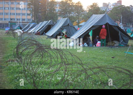 Tausende von Familien haben Schlafen außerhalb wurde in provisorischen Lagern in Erdbeben 2015 in Nepal. Stockfoto