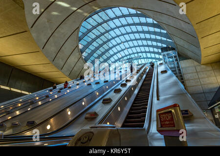 Fahrtreppen, die zu und von der Canary Wharf U-Bahn Station auf der Jubilee Line Stockfoto