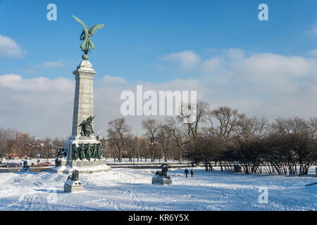 Montreal, CA - 17. Dezember 2017: George-Etienne Cartier Monument und Engel Statue auf dem Mount Royal im Winter. Stockfoto