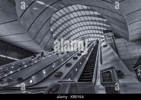 Schwarz-weiß Bild von Rolltreppen, die zu und von der Canary Wharf U-Bahn Station auf der Jubilee Line Stockfoto