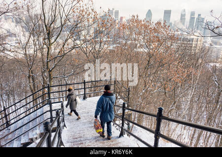 Montreal, CA - 17. Dezember 2017: Menschen, die in den breiten Holztreppe in der Mont Royal Park im Winter. Stockfoto