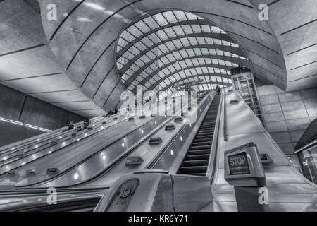 Schwarz-weiß Bild von Rolltreppen, die zu und von der Canary Wharf U-Bahn Station auf der Jubilee Line Stockfoto