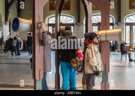 Montreal, CA - 17. Dezember 2017: "Auf den Spuren der Entdecker - Die bemerkenswerte Geschichte von Montréal" Ausstellung in Mont Royal Chalet. Stockfoto