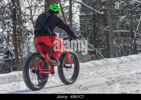 Montreal, CA - 17. Dezember 2017 ein Mann reitet einen Fat Tire Snow Bike in der Mont Royal Park. Stockfoto