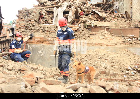 Retter Kampf der Überlebenden eines tödlichen zweite Erdbeben in Nepal zu erreichen. Stockfoto