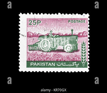 Storniert Briefmarke durch Pakistan gedruckt, zeigt, dass man beim Fahren eines Traktors, circa 1979. Stockfoto