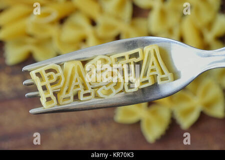 Das Wort "Pasta" mit Pasta Buchstaben auf einer Gabel geschrieben Stockfoto