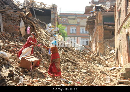 Frauen in Sankhu Verlagerung der Zugehörigkeit nach ihrer Häuser sind auf einem 7,8 Erdbeben in Nepal am 25. April 2015 beschädigt. Stockfoto