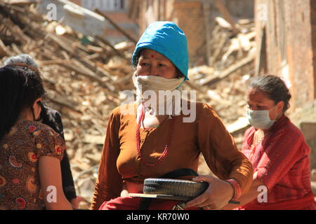 Frauen in Sankhu Verlagerung der Zugehörigkeit nach ihrer Häuser sind auf einem 7,8 Erdbeben in Nepal am 25. April 2015 beschädigt. Stockfoto