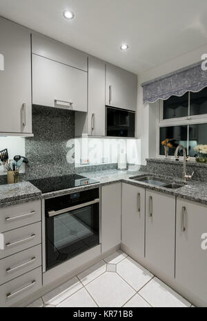Kleine, moderne Küche im Apartment mit Arbeitsplatte aus Granit Stockfoto