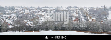 In Chipping Norton im Schnee im Dezember. Chipping Norton, Cotswolds, Oxfordshire, England. Panoramablick Stockfoto