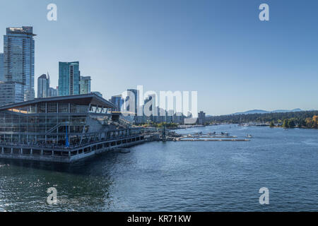 Blick auf Vancouver Convention Center in Vancouver Waterfront, British Columbia, Kanada, von einem Schiff aus Canada Place Cruise Ship Terminal genommen Stockfoto