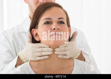 Frau erhalten Schilddrüse Steuerung Stockfoto