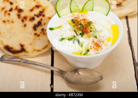 Arabischen Nahen Osten Ziegenkäse Joghurt und Gurken Salat Stockfoto