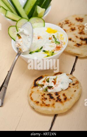 Arabischen Nahen Osten Ziegenkäse Joghurt und Gurken Salat Stockfoto