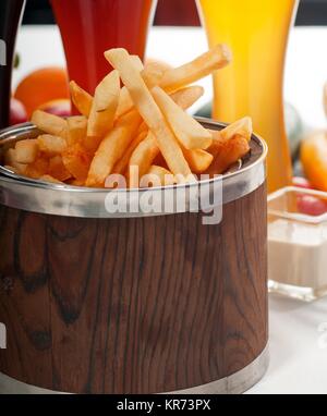 frische Pommes Frites auf einem Eimer Stockfoto