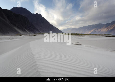 Gruppe von Camel riders Durchquerung der Wüste im Nubra Valley, Ladakh, Indien Berg - Landschaft - Menschen reiten doppelt Hump Kamel - Ladakh Wüste - Stockfoto