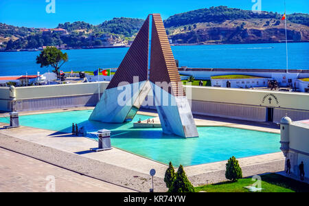 Krieg Denkmal für Übersee Kämpfer in die afrikanischen Kriege Tejo Belem Lissabon Portugal. Im Jahr 2000 mit der ewigen Flamme und Liste der Portugiesischen sol konzipiert Stockfoto