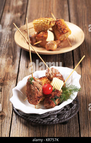 Hackfleisch Kebab und gerösteten Zuckermais Stockfoto