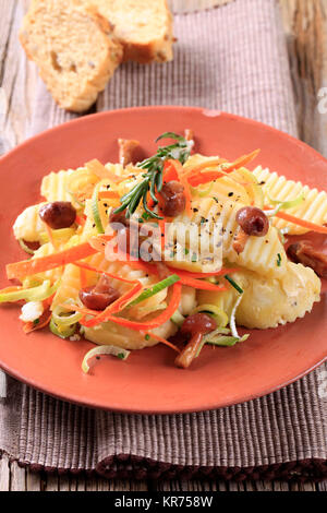 Kartoffel-Pilz-Salat Stockfoto