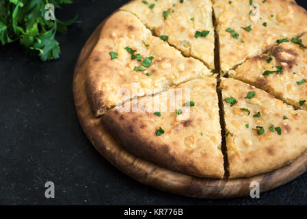 Traditionelle Fladenbrot - georgische Khachapuri oder hachapuri mit doppelt Käse. Imereti khachapuri auf schwarzen Steintisch mit kopieren. Stockfoto