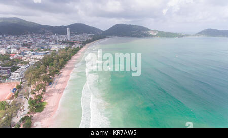 Luftaufnahme der Sandstrand mit Touristen schwimmen in schöne, klare Meerwasser, Patong Strand im Süden von Thailand Stockfoto