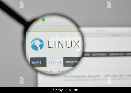 Mailand, Italien - 1. November 2017: Linux Logo auf der Homepage. Stockfoto