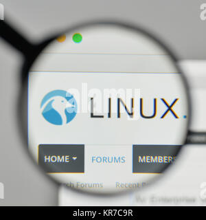 Mailand, Italien - 1. November 2017: Linux Logo auf der Homepage. Stockfoto